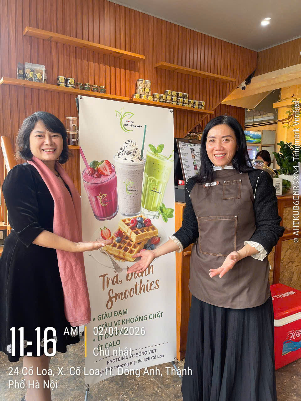 Đội ngũ học viên cùng banner Trà - Bánh - Smoothies