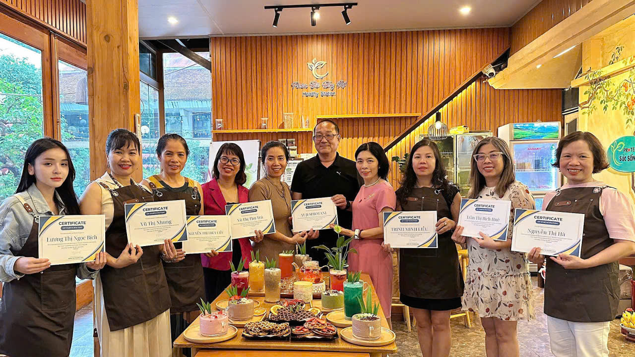 Founder Thương Hoài trao chứng chỉ trực tiếp cho học viên